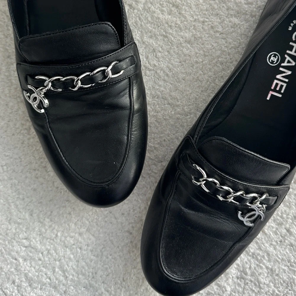SOLD Chanel 2019 Moccasin Lambskin Flats/Loafers w/ Silver CC logo/ chain detail - Picture 1 of 13